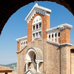 Scorcio facciata chiesa da sotto la volta